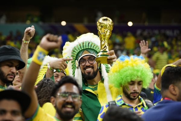 Torcida da Seleção Brasileira no estádio Lusail para o jogo contra Camarões pela Copa do Mundo do Catar por Vitor Jubini