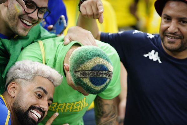 Torcida da Seleção Brasileira no estádio Lusail para o jogo contra Camarões pela Copa do Mundo do Catar por Vitor Jubini