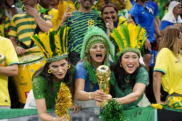 Torcida da Seleção Brasileira no estádio Lusail para o jogo contra Camarões pela Copa do Mundo do Catar por Vitor Jubini