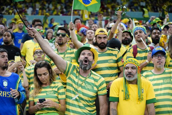 Torcida da Seleção Brasileira no estádio Lusail para o jogo contra Camarões pela Copa do Mundo do Catar por Vitor Jubini