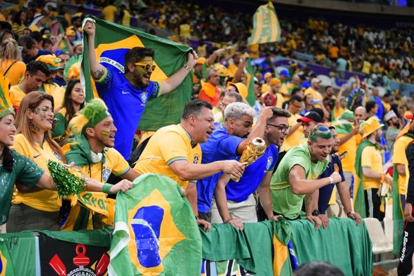 Torcida da Seleção Brasileira no estádio Lusail para o jogo contra Camarões pela Copa do Mundo do Catar por Vitor Jubini