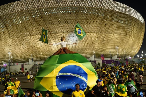 Torcida da Seleção Brasileira no estádio Lusail para o jogo contra Camarões pela Copa do Mundo do Catar por Vitor Jubini