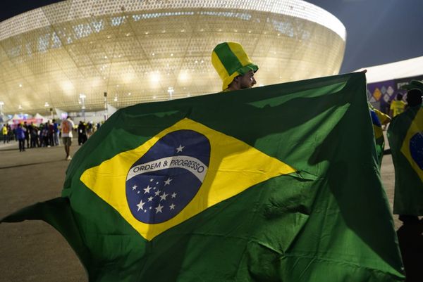 Torcida da Seleção Brasileira no estádio Lusail para o jogo contra Camarões pela Copa do Mundo do Catar por Vitor Jubini