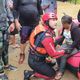 Família é resgatada em bote após ficar ilhada em casa em Bubu, Cariacica