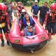 Família é resgatada em bote após ficar ilhada em casa em Bubu, Cariacica