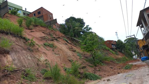Chuva causa deslizamento e imóveis são interditados em São Mateus; veja vídeo