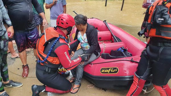 Família é resgatada em bote após ficar ilhada em casa em Bubu, Cariacica por Ricardo Medeiros