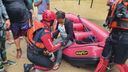 Família é resgatada em bote após ficar ilhada em casa em Bubu, Cariacica(Ricardo Medeiros)