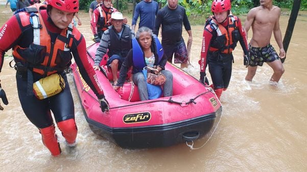Família é resgatada em bote após ficar ilhada em casa em Bubu, Cariacica por Ricardo Medeiros