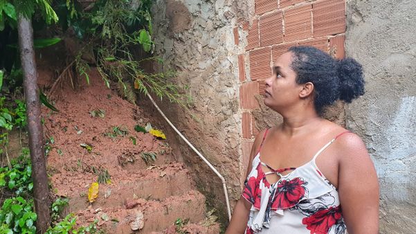 Moradores deixam suas casas após barranco desabar no bairro Bubu, em Cariacica por Ricardo Medeiros