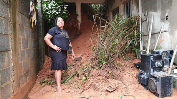Moradores deixam suas casas após barranco desabar no bairro Bubu, em Cariacica