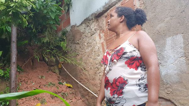 Moradores deixam suas casas após barranco desabar no bairro Bubu, em Cariacica por Ricardo Medeiros