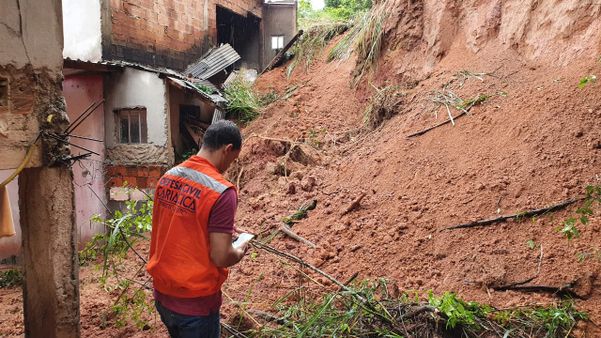 Moradores deixam suas casas após barranco desabar no bairro Bubu, em Cariacica por Ricardo Medeiros