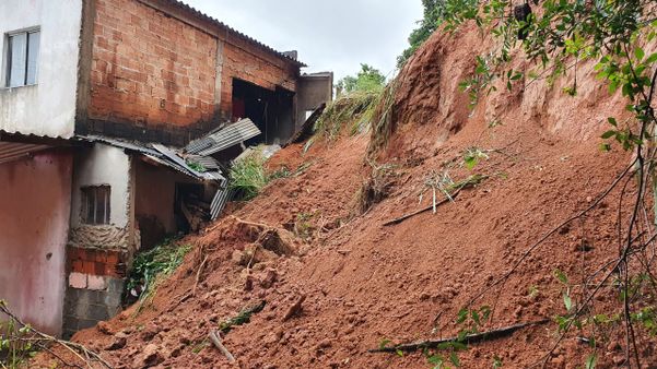 Moradores deixam suas casas após barranco desabar no bairro Bubu, em Cariacica por Ricardo Medeiros