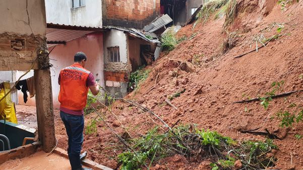 Moradores deixam suas casas após barranco desabar no bairro Bubu, em Cariacica por Ricardo Medeiros