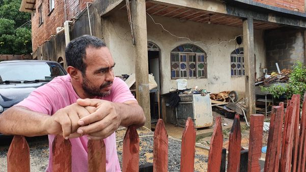 Cristiano Meireles Santos, 49 anos, desempregado, sofreu perdas por conta da chuva no bairro Bubu, Cariacica 