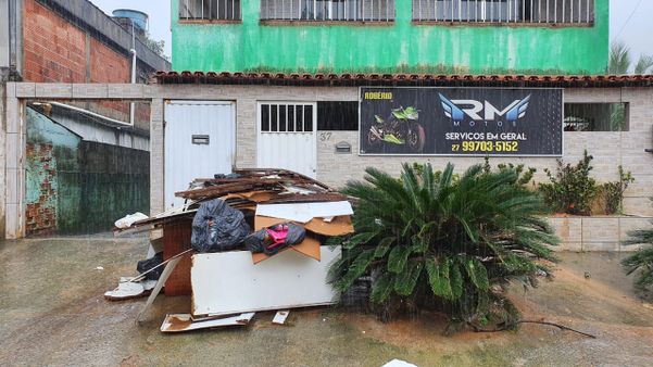 Estragos, prejuízos e limpeza em bairros de Viana devido às chuvas