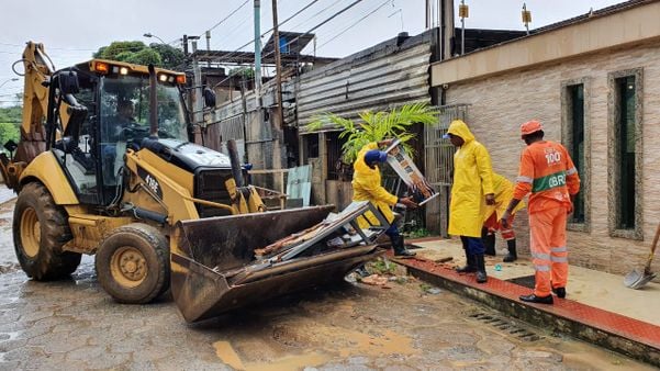 Estragos, prejuízos e limpeza em bairros de Viana devido às chuvas