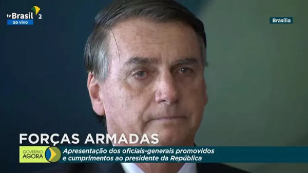 Bolsonaro chora durante evento dos militares