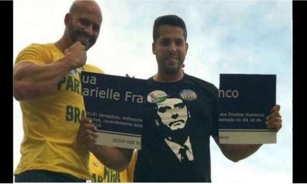 Daniel Silveira e Rodrigo Amorim, à época candidatos pelo PSL, exibem placa quebrada em homenagem à vereadora Marielle Franco
