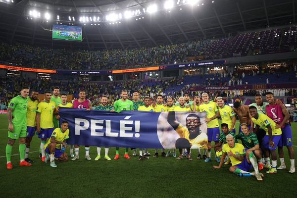 Jogadores da Seleção Brasileira com faixa em homenagem a Pelé, após a vitória sobre a Coreia do Sul, pela Copa do Mundo do Catar