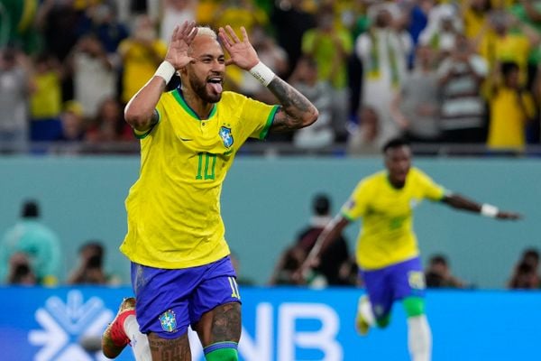 Neymar, do Brasil, comemora seu gol   marcado sobre a Coreia do Sul durante   partida válida pelas oitavas de final