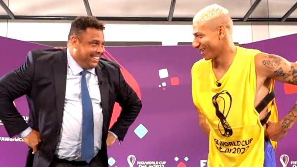 Ronaldo faz a Dança do Pombo com Richarlison