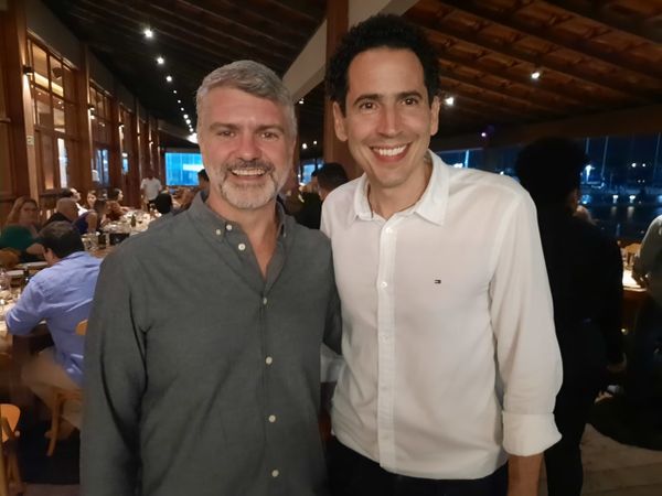 Sandro Carlesso e Eduardo  Fontes  durante jantar de confraternização da Ademi-ES