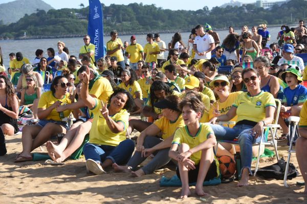 Torcida assiste ao jogo Brasil e Coreia, pela Copa, na arena de Camburi, Vitória por Carlos Alberto Silva