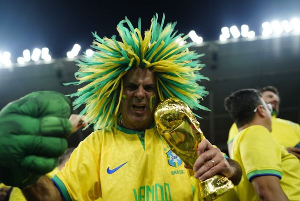 Torcida da Seleção Brasileira em jogo contra a Coreia do Sul, pelas oitavas de final da Copa do Mundo por Vitor Jubini
