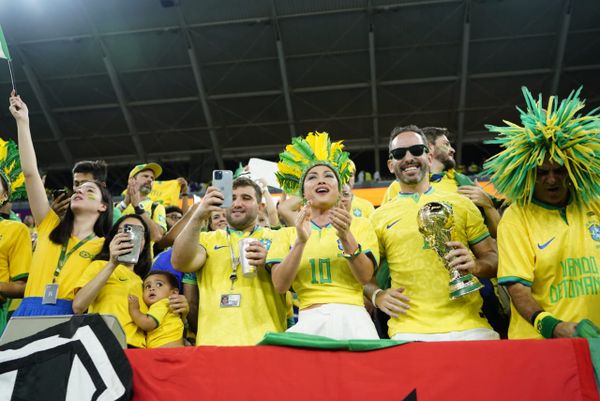 Torcida da Seleção Brasileira em jogo contra a Coreia do Sul, pelas oitavas de final da Copa do Mundo por Vitor Jubini