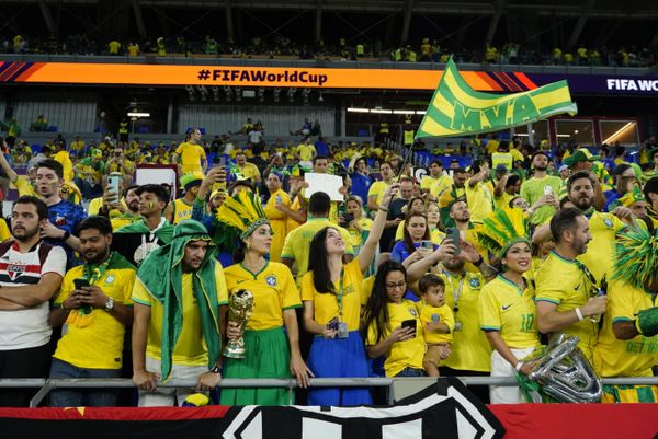 Torcida da Seleção Brasileira em jogo contra a Coreia do Sul, pelas oitavas de final da Copa do Mundo por Vitor Jubini
