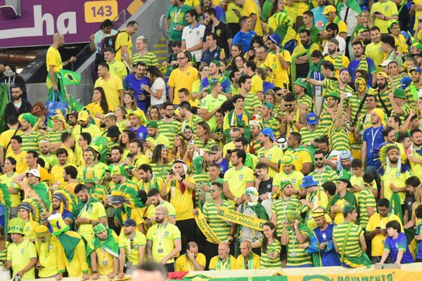 Torcida da Seleção Brasileira em jogo contra a Coreia do Sul, pelas oitavas de final da Copa do Mundo por Vitor Jubini