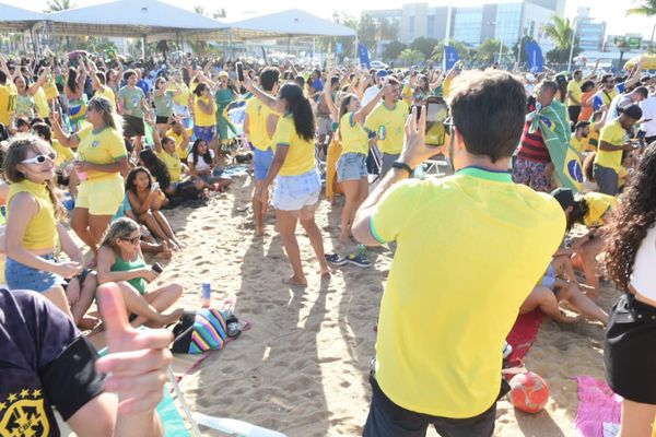 Torcida em Camburi, Vitória, comemora gol do Brasil contra Coreia por Carlos Alberto Silva