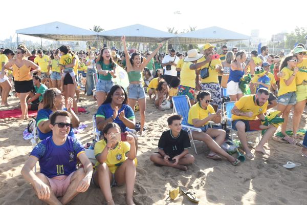 Torcida em Camburi, Vitória, comemora gol do Brasil contra Coreia por Carlos Alberto Silva