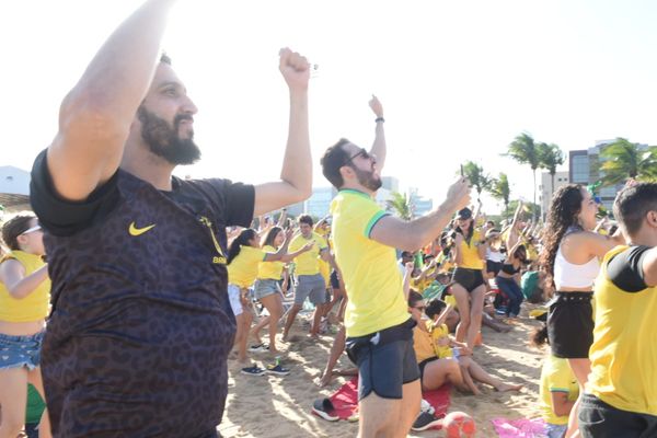 Torcida em Camburi, Vitória, comemora gol do Brasil contra Coreia por Carlos Alberto Silva
