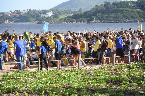 Torcida em Camburi, Vitória, comemora gol do Brasil contra Coreia por Carlos Alberto Silva