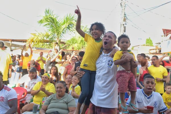 Torcida na Arena São Pedro, em Vitória, comemora gol do Brasil contra Coreia por Fernando Madeira