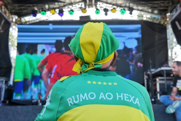 Torcida na Arena São Pedro, em Vitória, vendo partida entre Brasil e Coreia  por Fernando Madeira