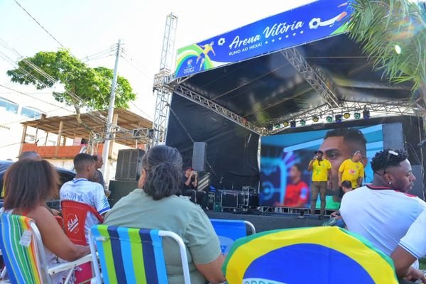 Torcida na Arena São Pedro, em Vitória, vendo partida entre Brasil e Coreia  por Fernando Madeira