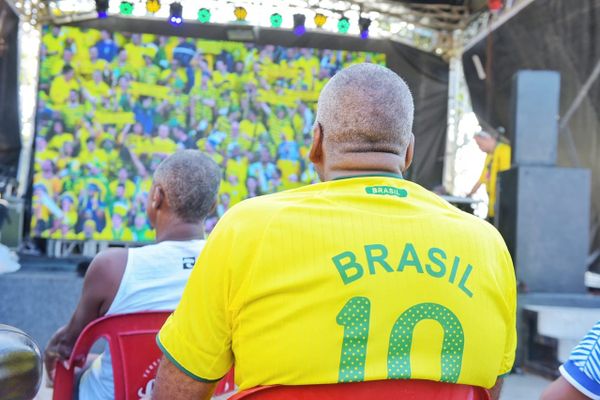 Torcida na Arena São Pedro, em Vitória, vendo partida entre Brasil e Coreia  por Fernando Madeira