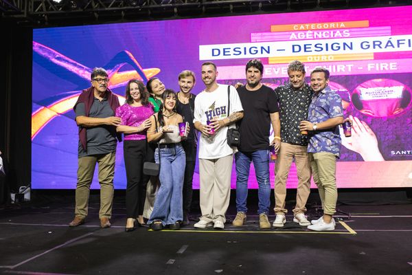 Fire recebe troféu na categoria Design/Design Gráfico no 35º Festival Colibri