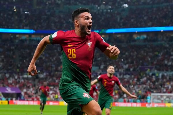 Gonçalo Ramos, de Portugal, comemora   seu gol marcado sobre a Suíça