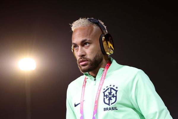Neymar usa fone de ouro personalizado 