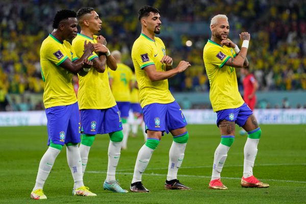 O jogador Neymar (d), do Brasil,   comemora com Vinicius Junior (e),   Raphinha e Lucas Paquetá, após marcar   seu gol de pênalti sobre a Coreia do   Sul