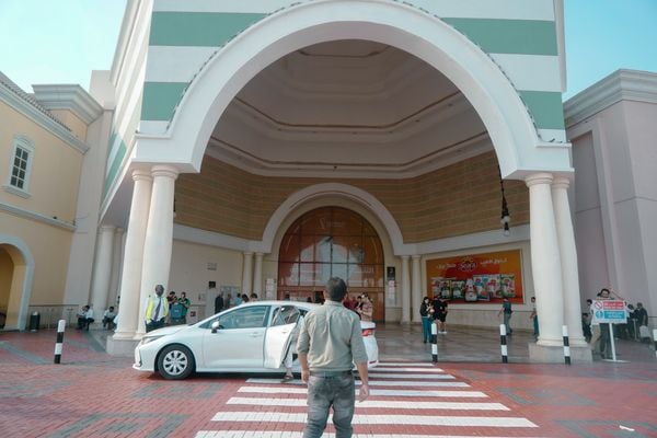 Shopping Villagio Mall em Doha, no Catar, traz referências da Itália por Vitor Jubini