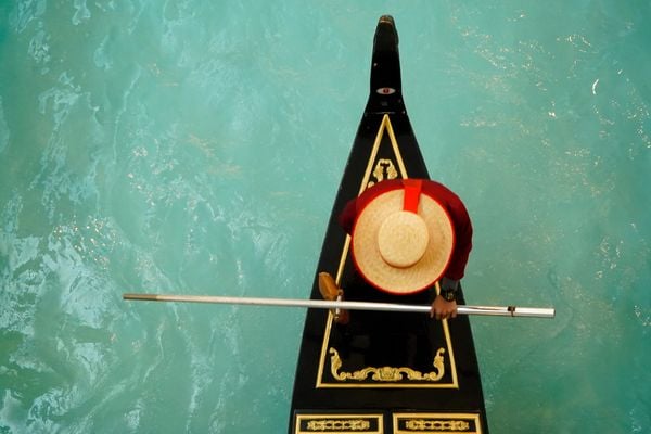 Shopping Villagio Mall em Doha, no Catar, traz referências da Itália por Vitor Jubini