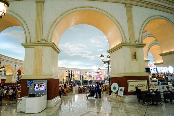 Shopping Villagio Mall em Doha, no Catar, traz referências da Itália por Vitor Jubini