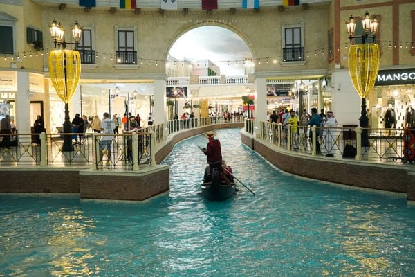 Shopping Villagio Mall em Doha, no Catar, traz referências da Itália por Vitor Jubini