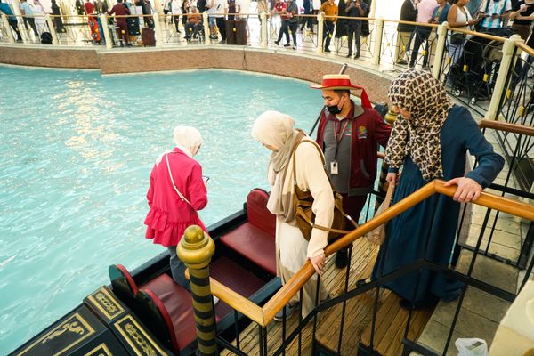 Shopping Villagio Mall em Doha, no Catar, traz referências da Itália por Vitor Jubini